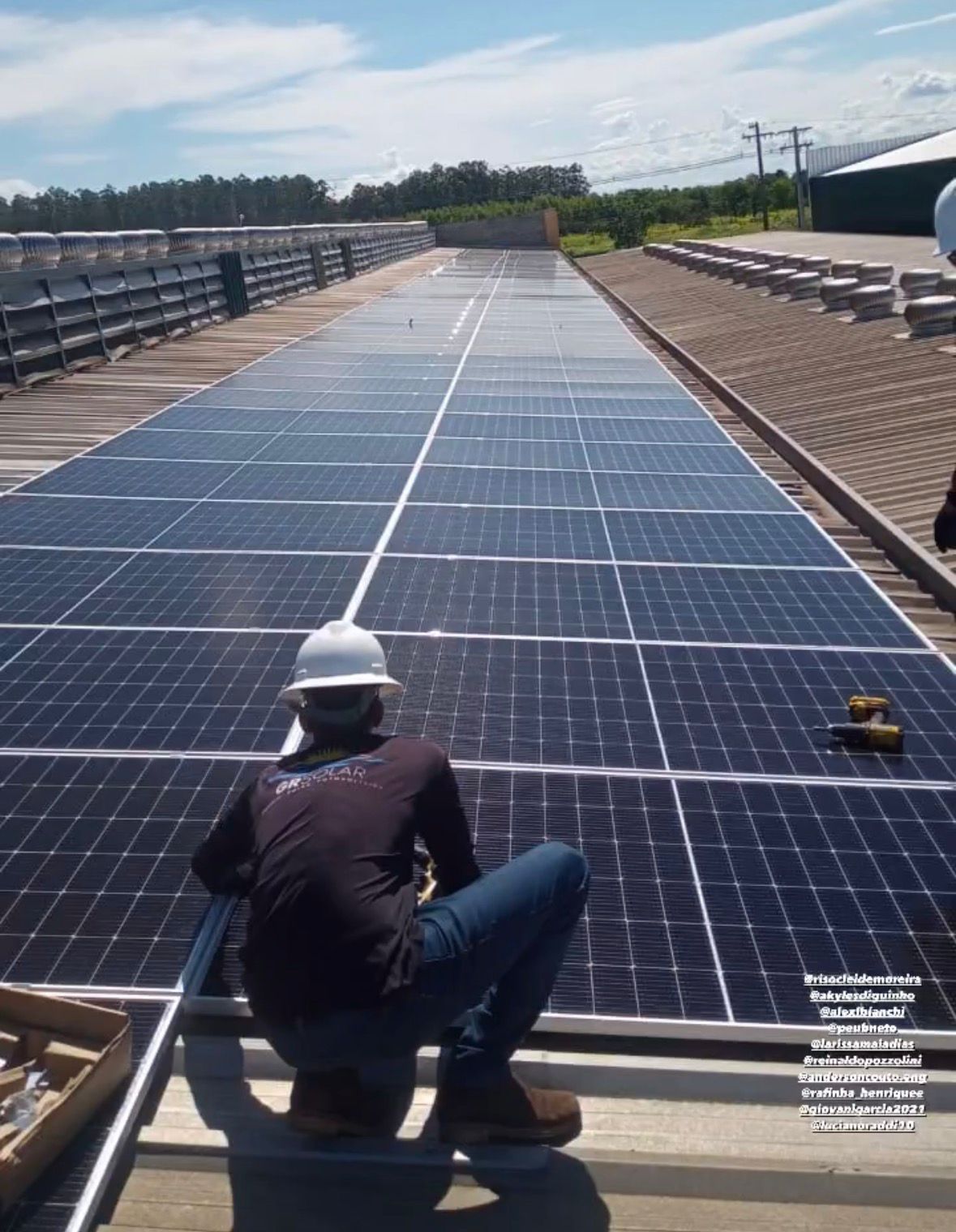 Instalação de painéis solares em telhado comercial